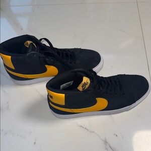 Nike Men's Black and Yellow Sneakers